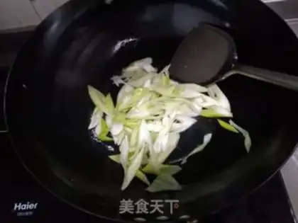 Make Burning fish onions step 2