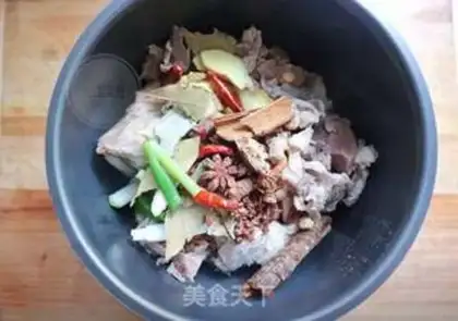 Make Red beef noodles step 2