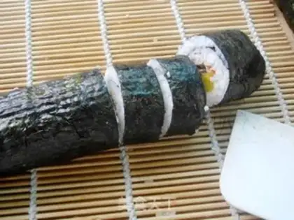 Make Eels sushi rolls step 5