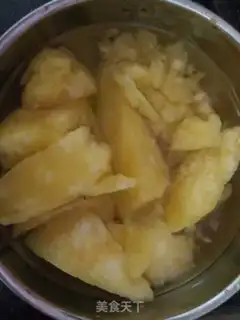 Make Pineapple rice step 1