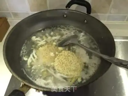 Make Powdery squid corn noodles step 5