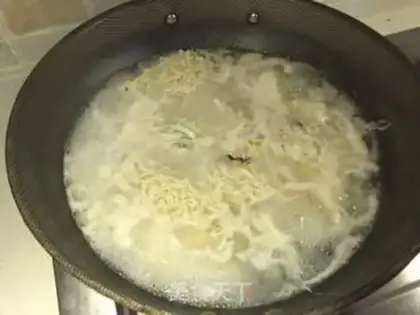 Make Powdery squid corn noodles step 6