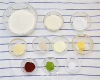 Make Milky three-coloured toast step 0