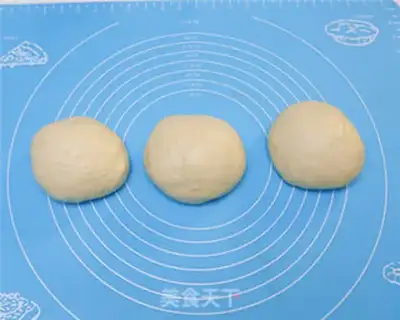Make Milky three-coloured toast step 4