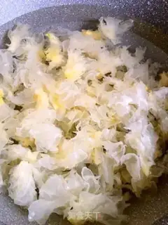 Make Silver-ear soup step 1