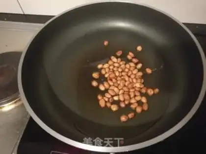 Make Little oil, fried peanut rice step 1