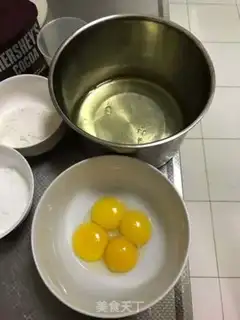 Make Coco cake rolls step 1