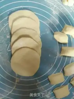 Make Rose buns step 1