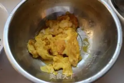 Make Spicy egg noodles step 1