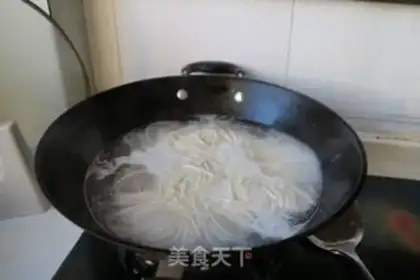 Make Spicy egg noodles step 2
