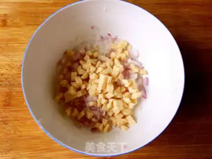 Make Crabfish onions step 1