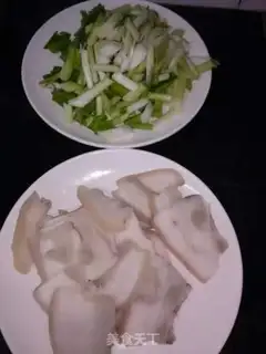 Make Garlic sprouts back to the pot step 0