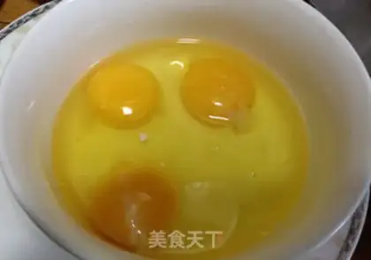 Make Tomato fried eggs step 1