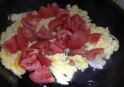 Make Tomato fried eggs step 4