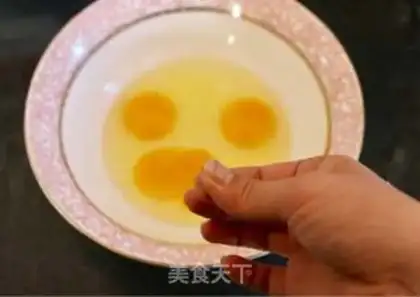 Make English fried eggs step 2