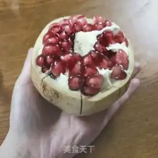 Make Hand-to-hand pomegranate step 2