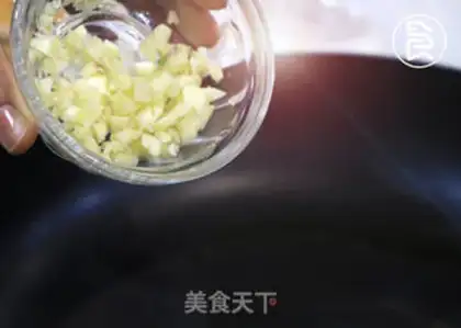 Make Scramble sauce and garlic step 0