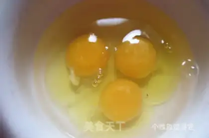 Make Scrambled eggs step 1