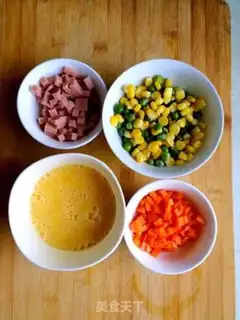 Make Yangzhou fried rice step 1