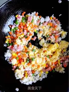 Make Yangzhou fried rice step 5