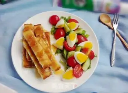 Make A toast salad with vinegar step 7