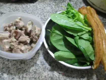 Make Oil-coated spinach ribs soup step 0