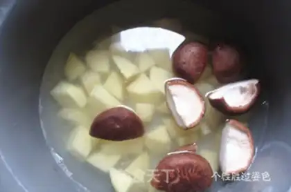 Make Chicken-cooked potatoes step 1