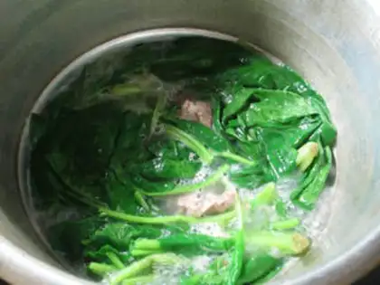 Make Oil-coated spinach ribs soup step 6