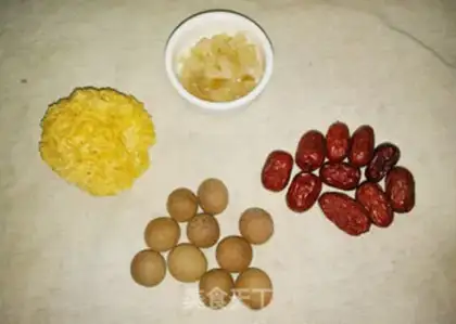 Make A silver spoon with red dates step 0