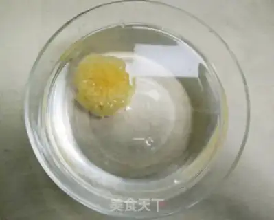 Make A silver spoon with red dates step 1