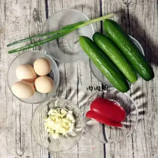 Make cucumber pepper fried eggs step 0