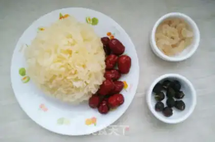 Make A silver spoon with red dates step 2