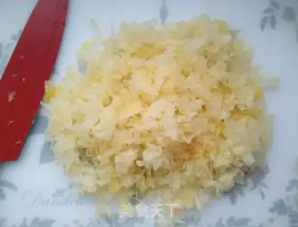 Make A silver spoon with red dates step 3