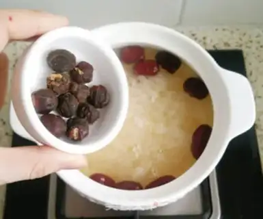 Make A silver spoon with red dates step 7