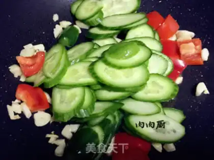 Make cucumber pepper fried eggs step 13