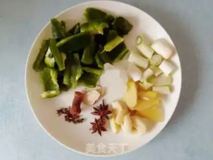 Make Yellow chicken step 0