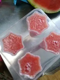 Make Watermelon popsicles step 5