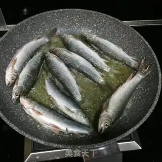 Make Pretzels of salt, fish step 2