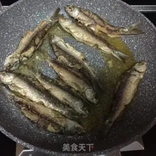 Make Pretzels of salt, fish step 3