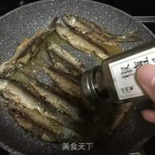 Make Pretzels of salt, fish step 5