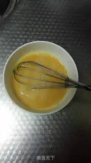 Make Tomato fried eggs step 1