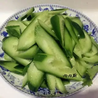Make cucumber chop fried eggs step 1