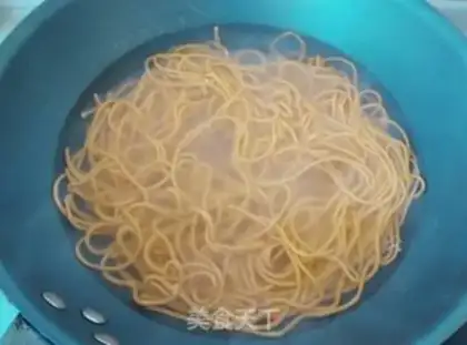 Make Black fish soup carrot noodles step 5