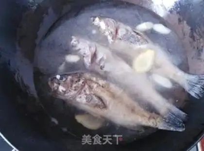 Make Black fish soup carrot noodles step 12