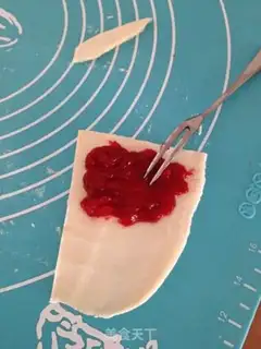 Make Snacks of strawberries and souffles step 1