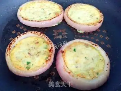Make Onion ring egg cake step 3