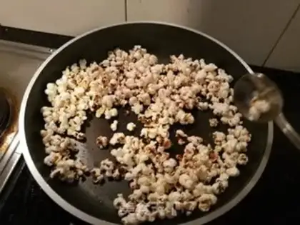 Make Home-made small snacks - caramel popcorn step 6