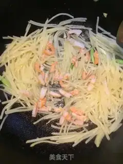 Make Shrimp fried potatoes step 1