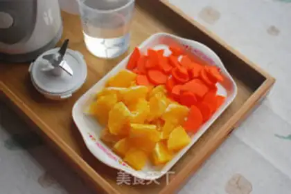 Make Fresh orange carrot juice step 1