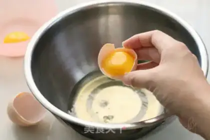 Make Double-coloured twilight cake step 2